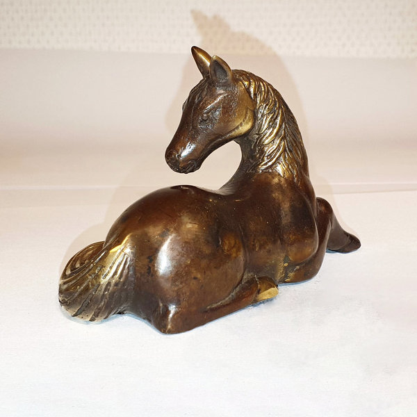 Pferd aus Bronze, Sitzend, Länge ca. 7cm