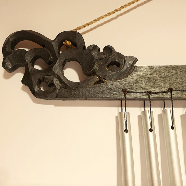 Metall-Klangspiel an dekorativem Holzbügel, Breite ca. 35cm