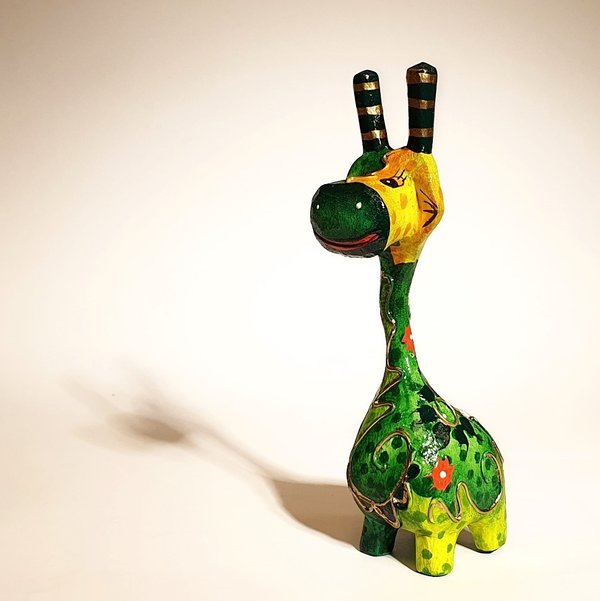 Giraffe aus Holz, bemalt, Hauptfarbe grün